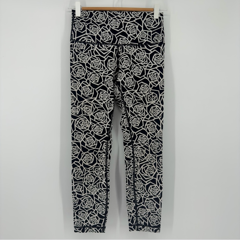 Lululemon Size 6 Black & White Geometric Print High Rise Wunder Under Style